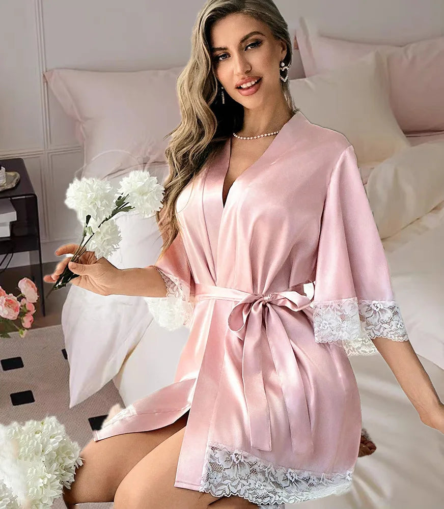 Peignoir femme court en satin et dentelle