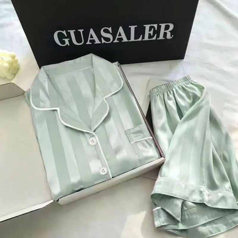 Pyjama femme satiné à rayures avec short