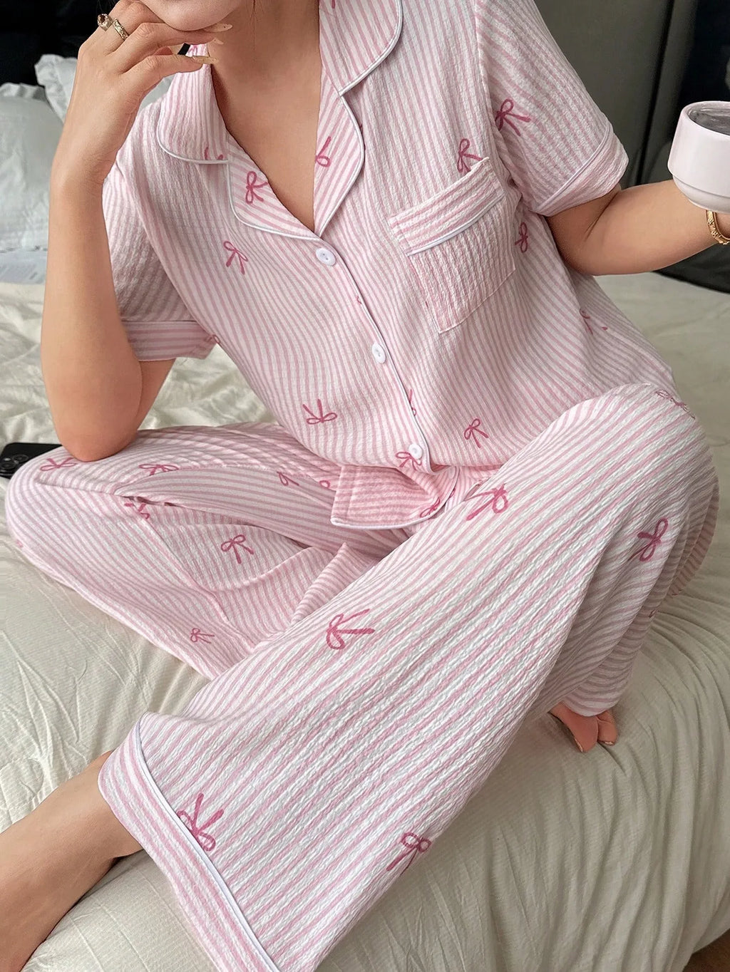 Ensemble pyjama femme rose rayé à petits nœuds