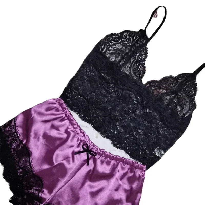 Ensemble pyjama femme avec haut en dentelle et short satiné