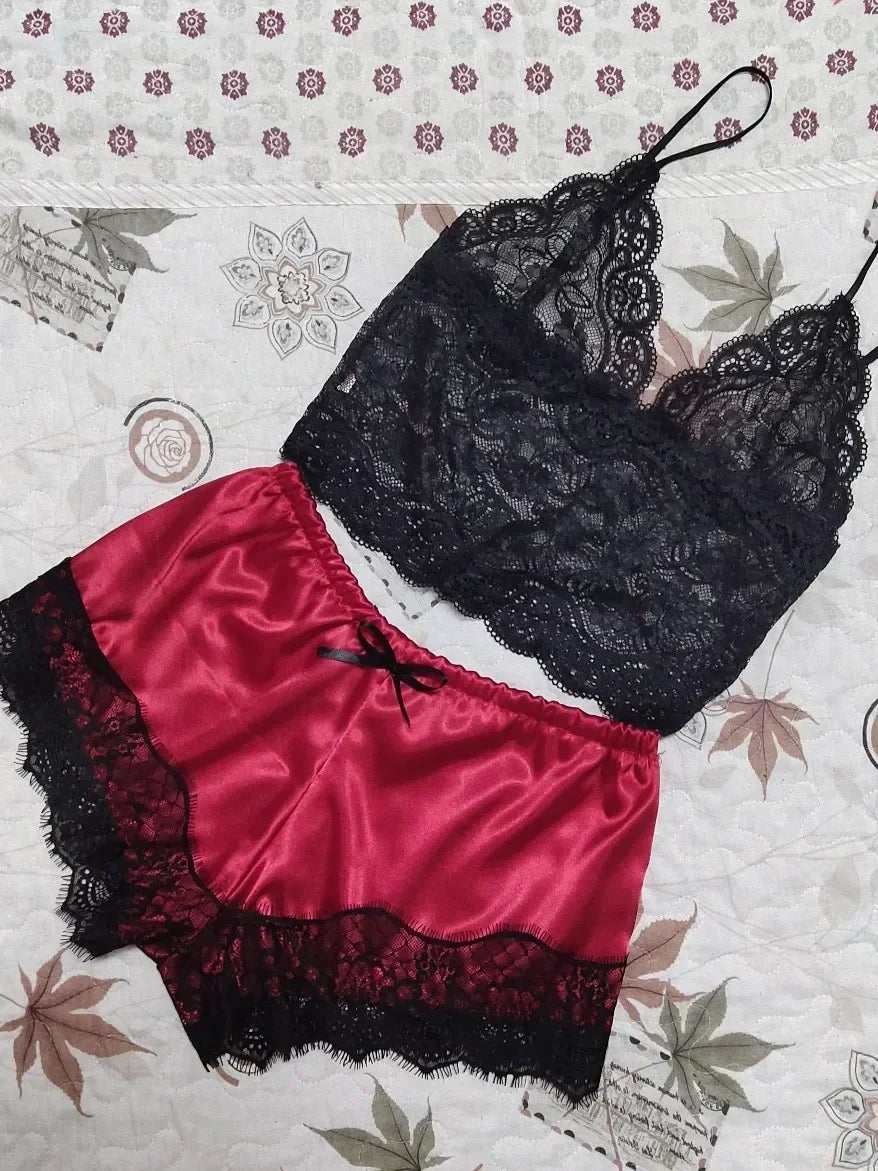 Ensemble pyjama femme avec haut en dentelle et short satiné