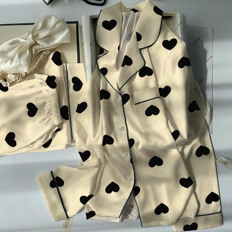 Pyjama femme satiné beige à cœurs noirs