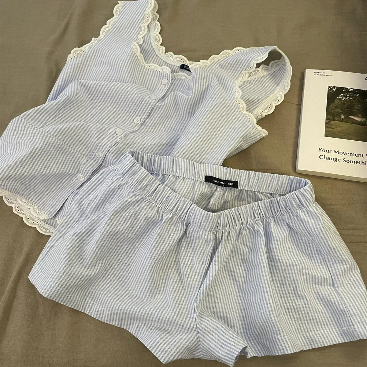 Pyjama femme rayé avec caraco en dentelle et short