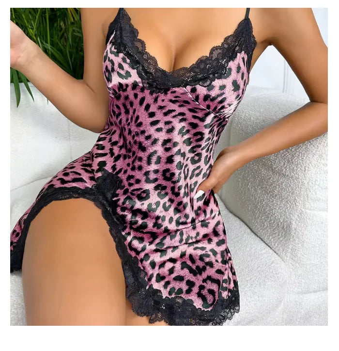 Nuisette femme courte avec dentelle et fente latérale
