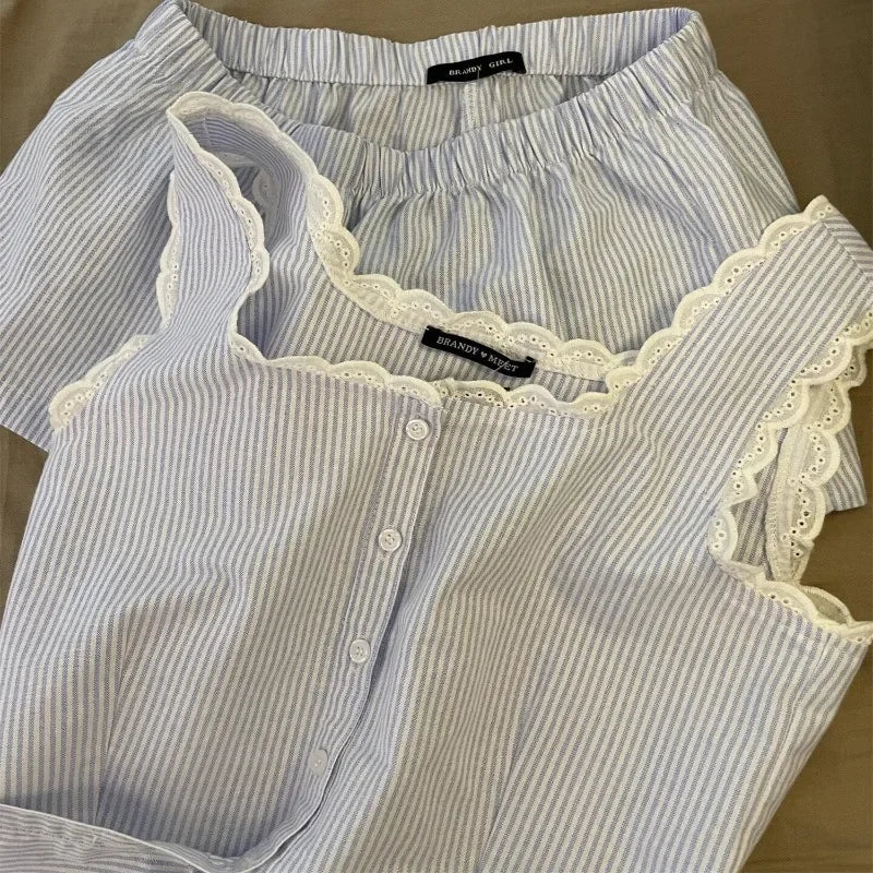 Pyjama femme rayé avec caraco en dentelle et short
