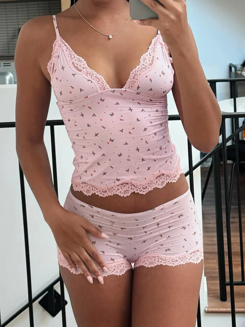 Pyjama femme fleuri avec caraco en dentelle et short