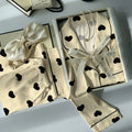 Pyjama femme satiné beige à cœurs noirs