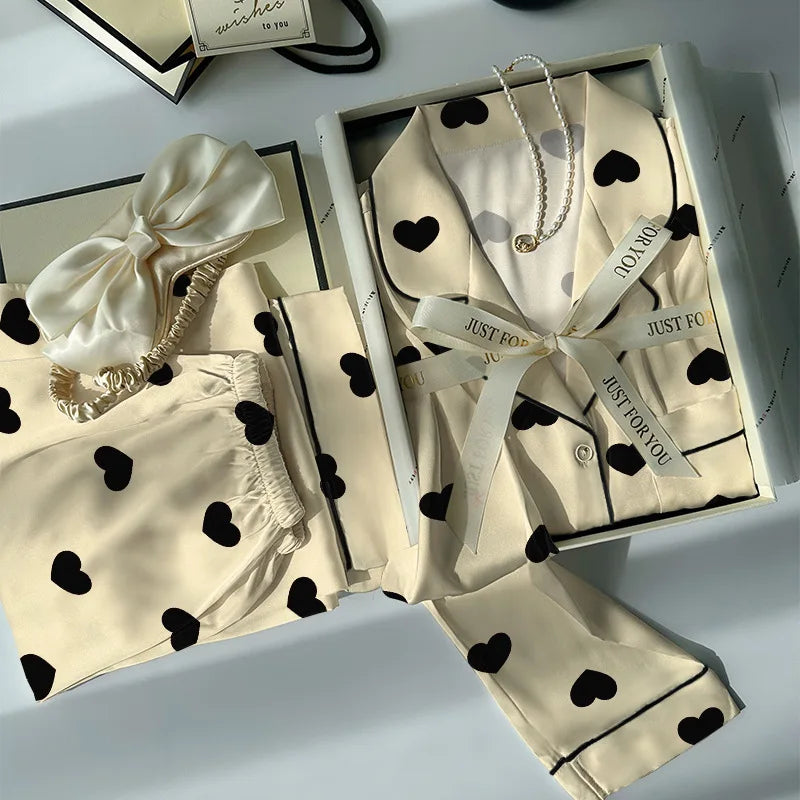 Pyjama femme satiné beige à cœurs noirs