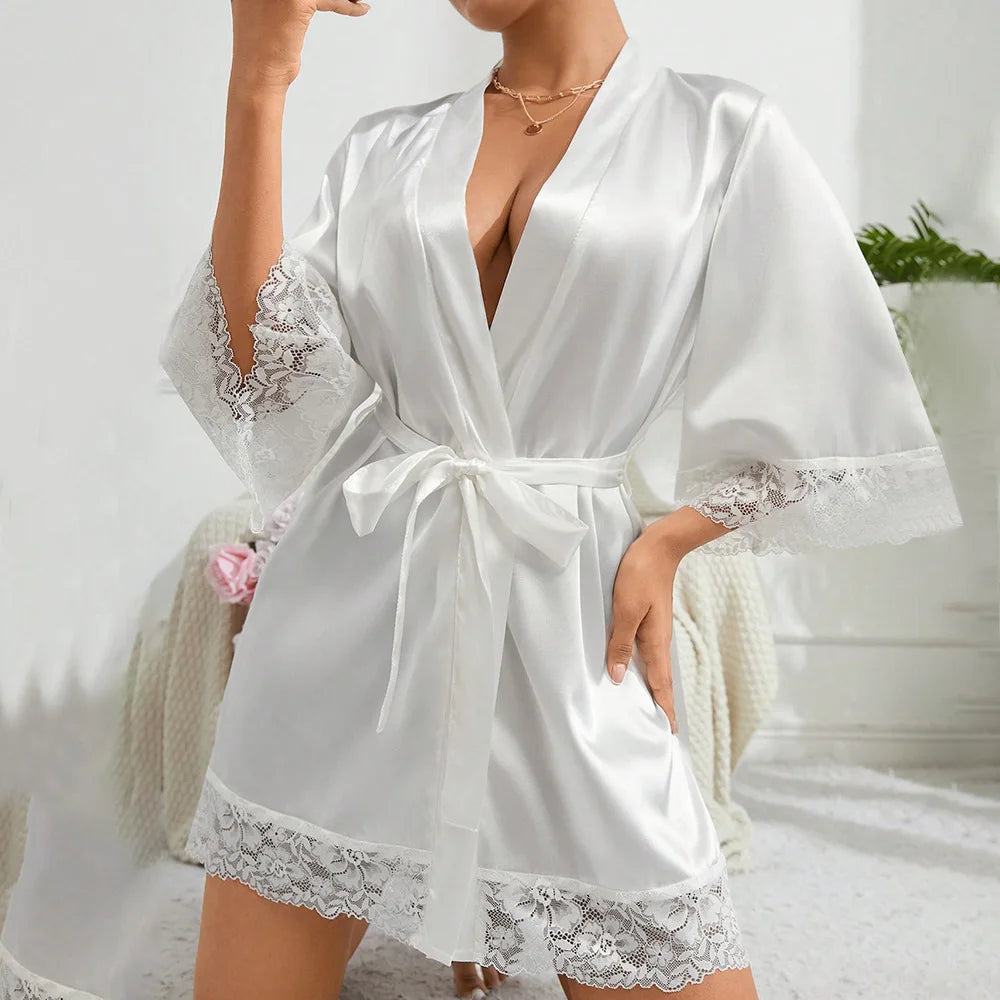 Peignoir femme court en satin et dentelle
