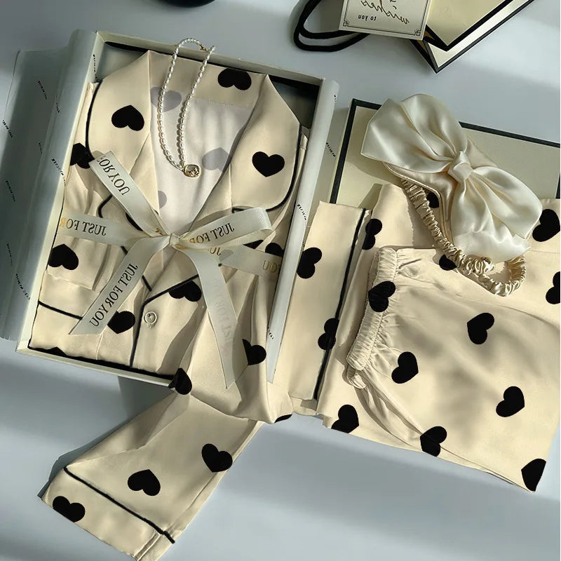 Pyjama femme satiné beige à cœurs noirs