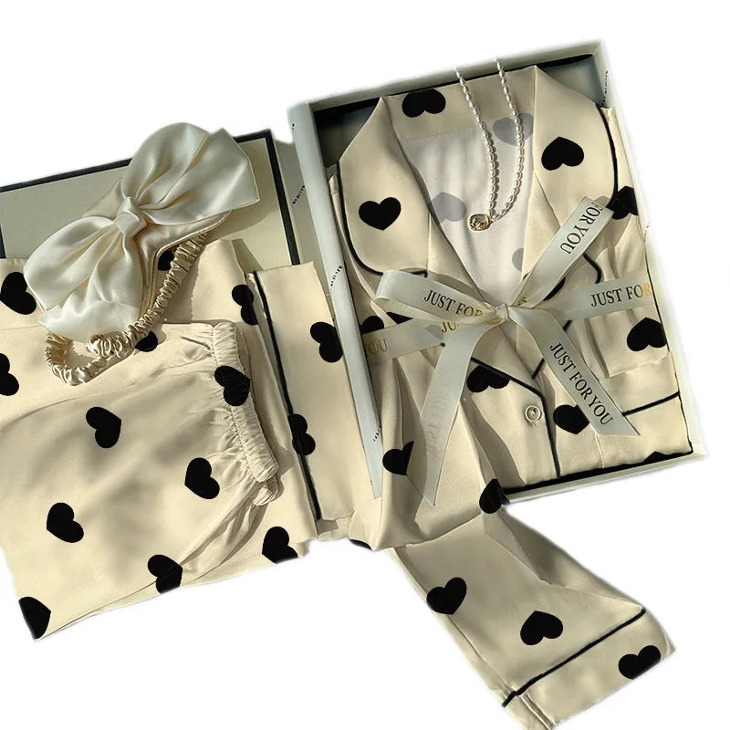 Pyjama femme satiné beige à cœurs noirs