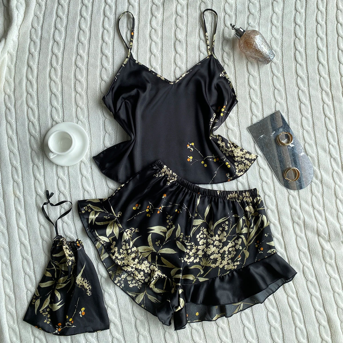 Pyjama femme avec caraco à nouer et short fleuri