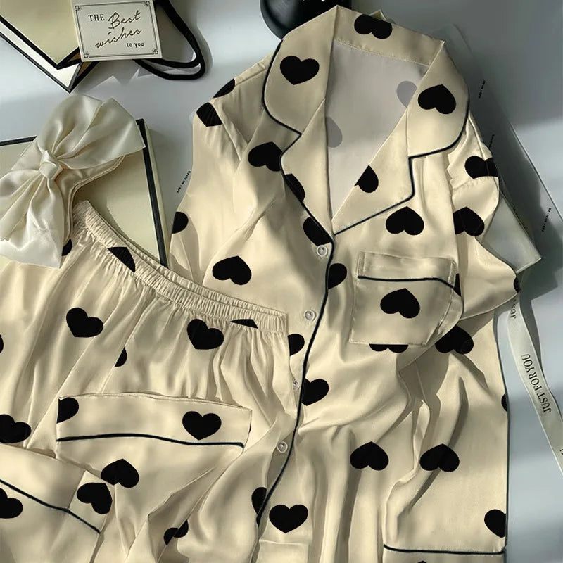 Pyjama femme satiné beige à cœurs noirs