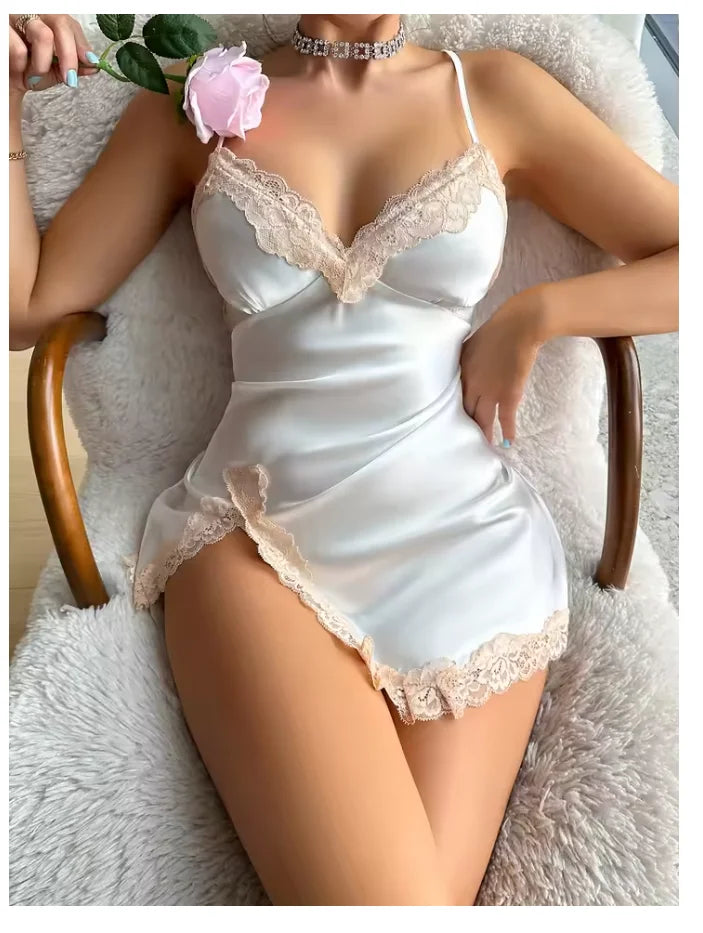 Nuisette femme courte avec dentelle et fente latérale